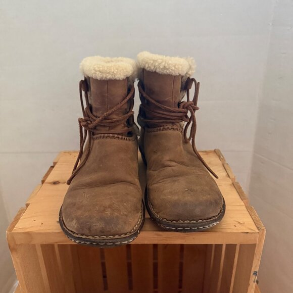 UGG Size 8 Brown Caspia Sheepskin-Lined Leather Winter Lace-Up Ankle Bootie Boot - Picture 2 of 16